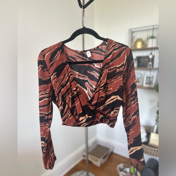 BP | Tiger Wrap Top - Picture 3 of 5